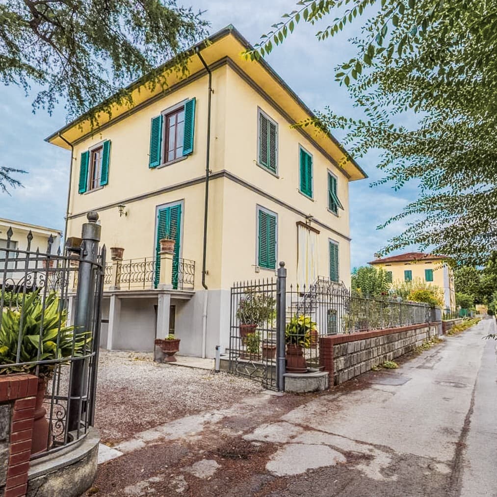 Villa con Giardino a Lucca, Toscana