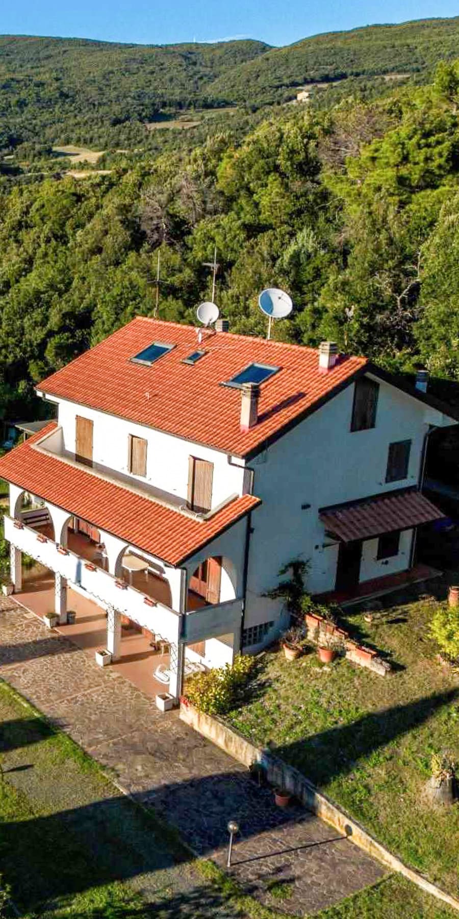 Villa panoramica a Riparbella, cuore della Toscana