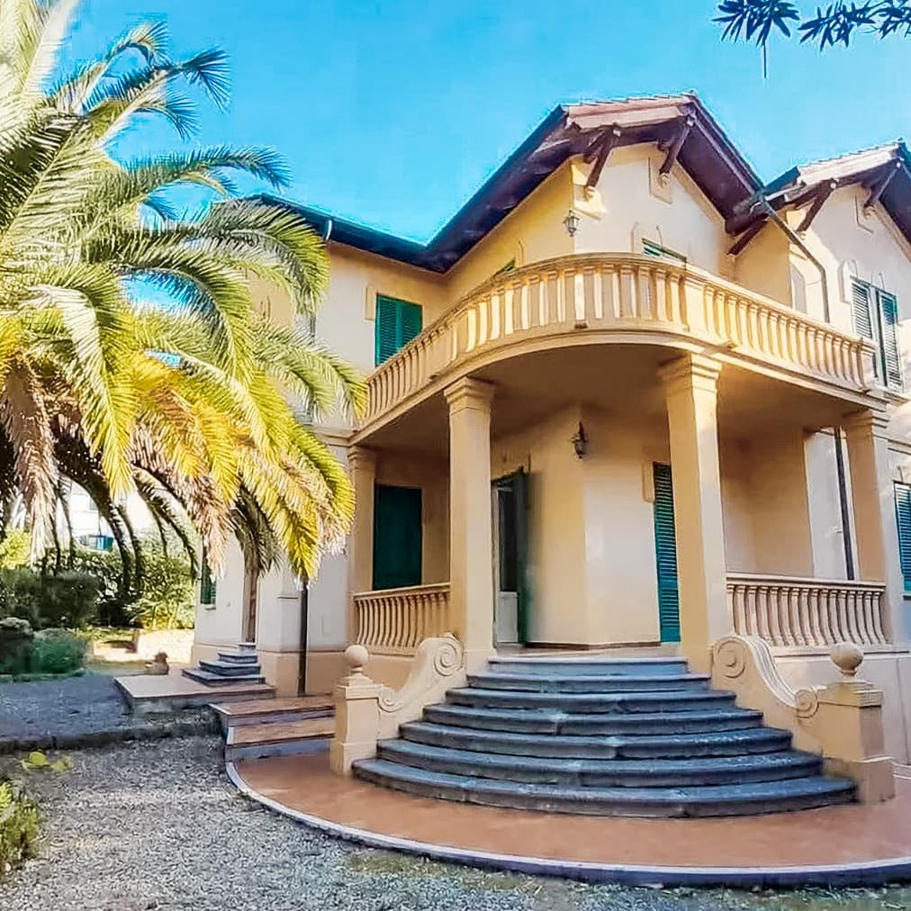 Villa d'Epoca con Giardino a Livorno, Toscana