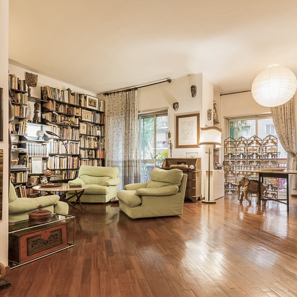 Appartamento a Milano, 137 mq con box e doppia esposizione