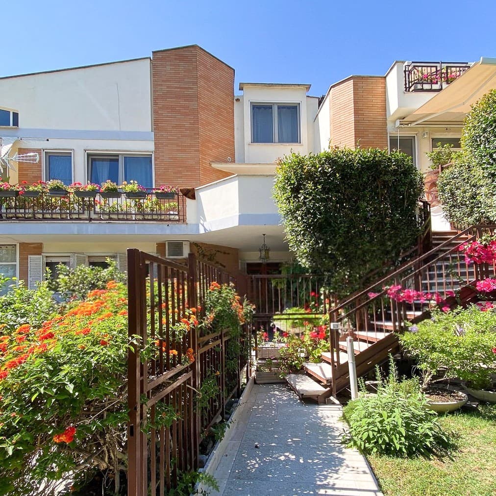 Villa unifamiliare a Roma, ampi spazi a Casal Palocco