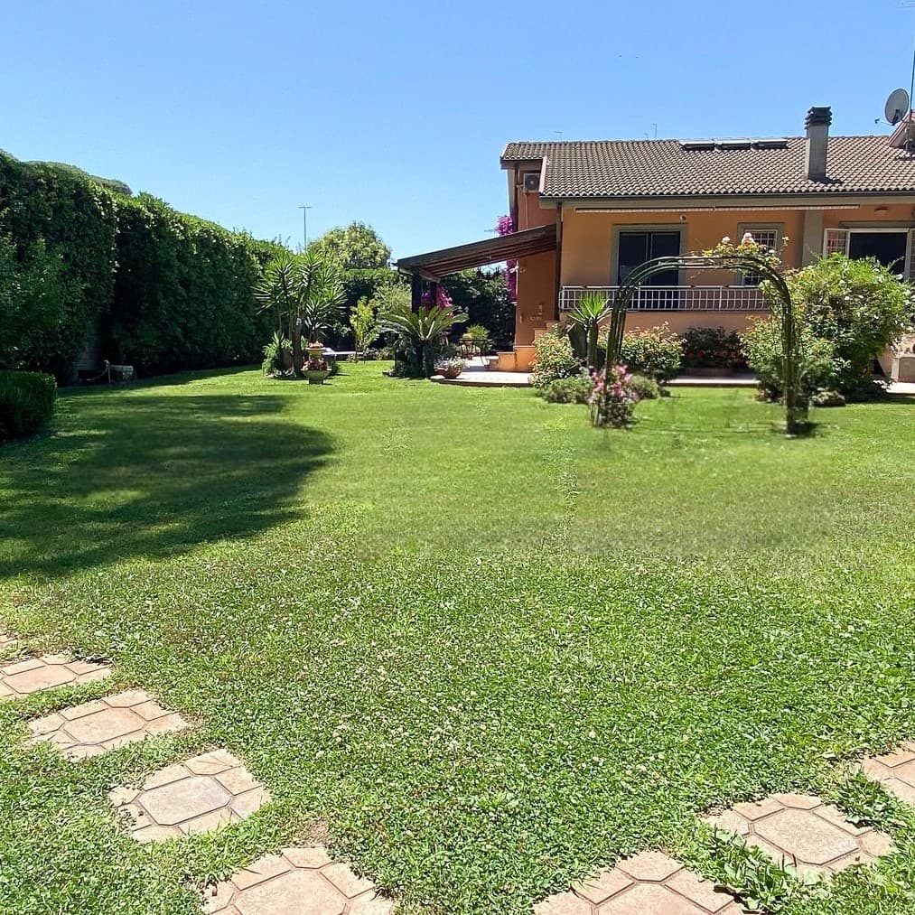 Villa con Giardino e Posti Auto a Roma