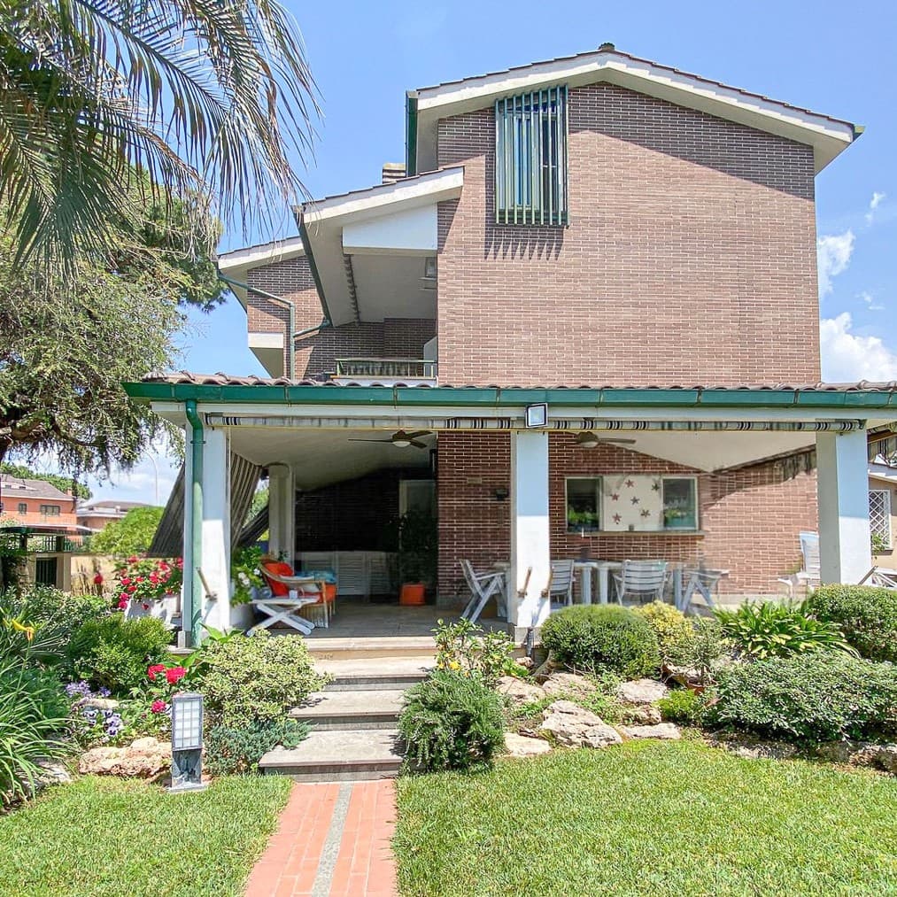 Villa con piscina e giardino curato a Roma