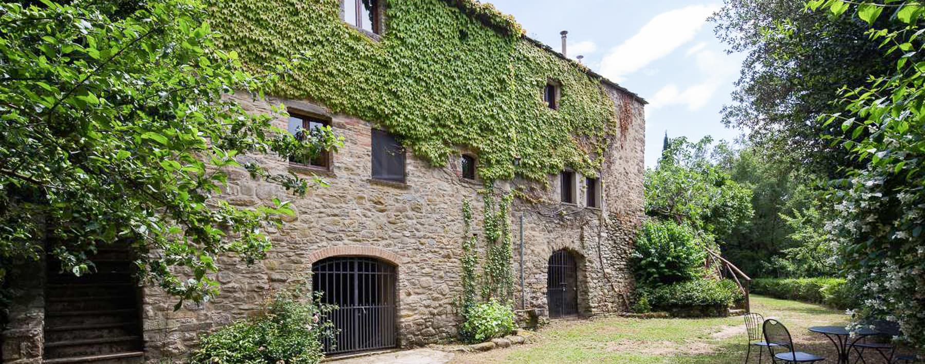 Colonica storica con piscina immersa nella Toscana