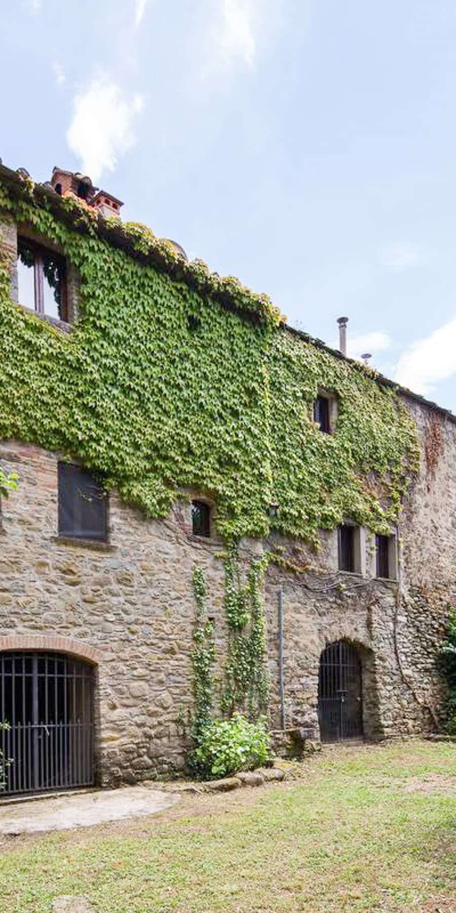 Colonica storica con piscina immersa nella Toscana