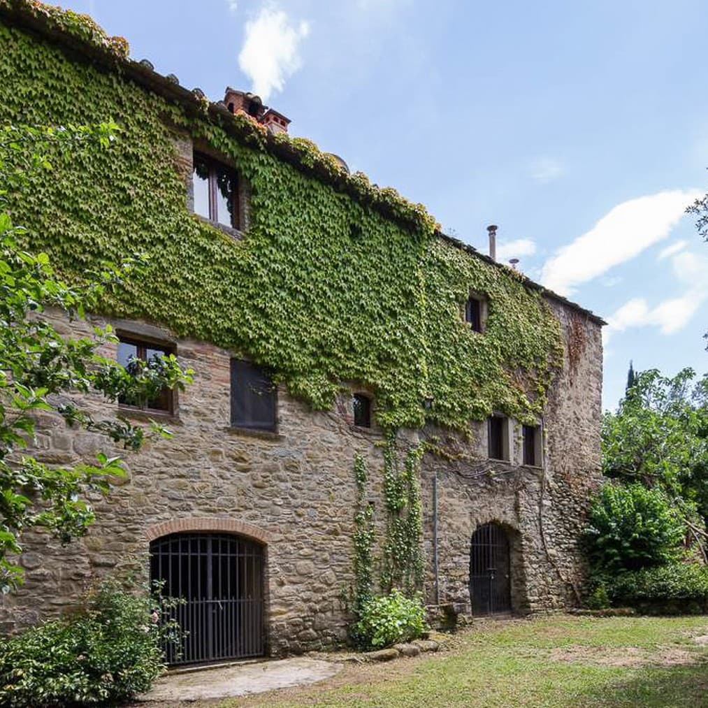 Colonica storica con piscina immersa nella Toscana