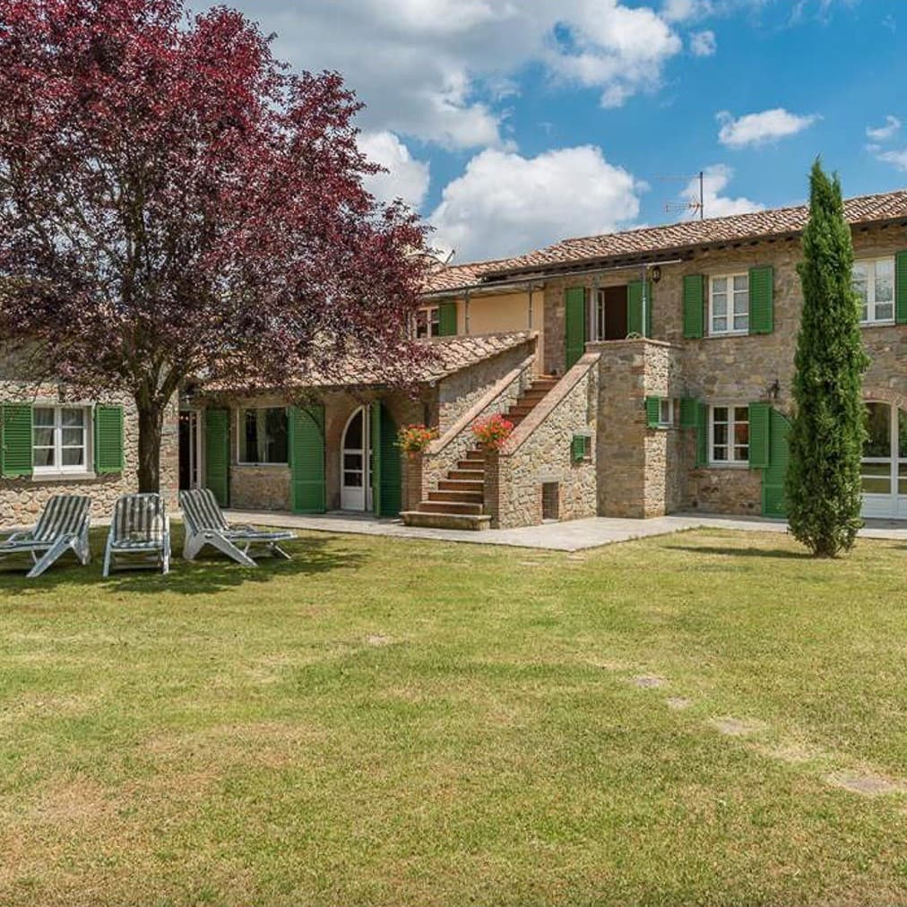 Casa indipendente a Cortona, 385 mq di comfort in Toscana