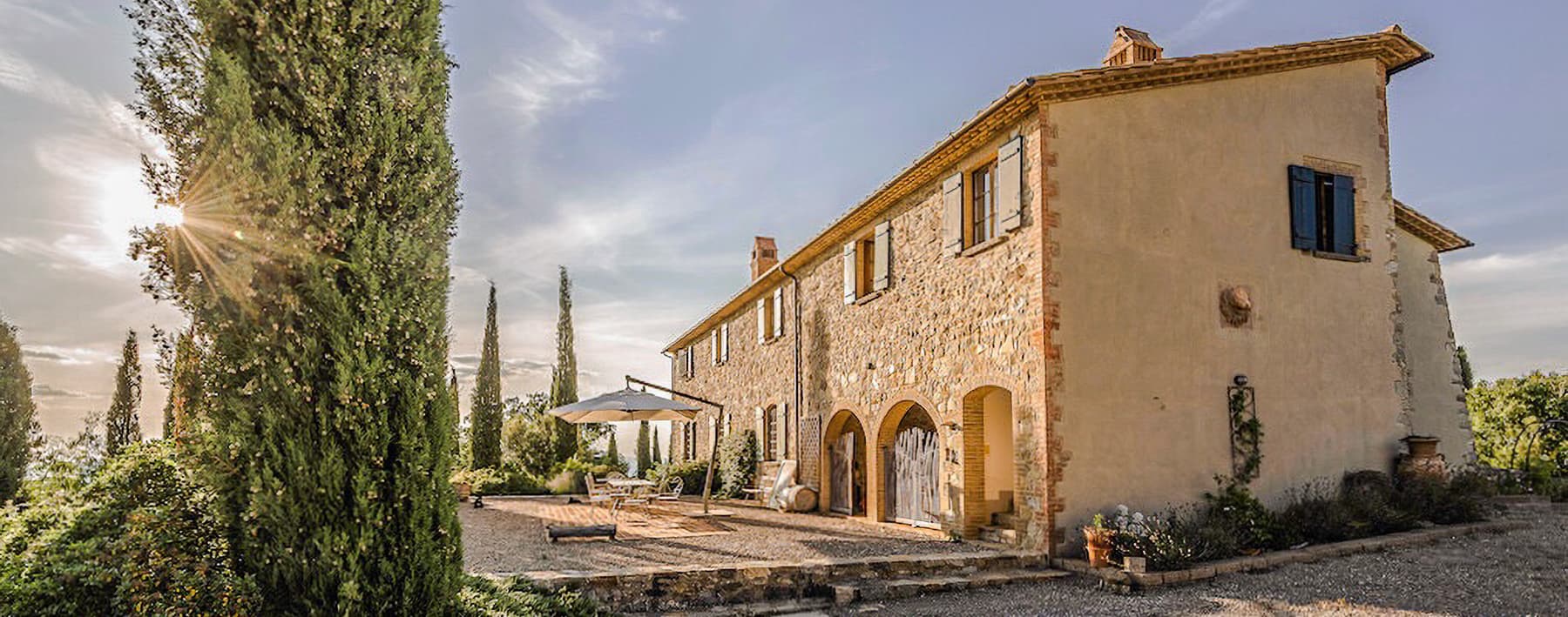 Casale panoramico a Cinigiano, nella campagna toscana