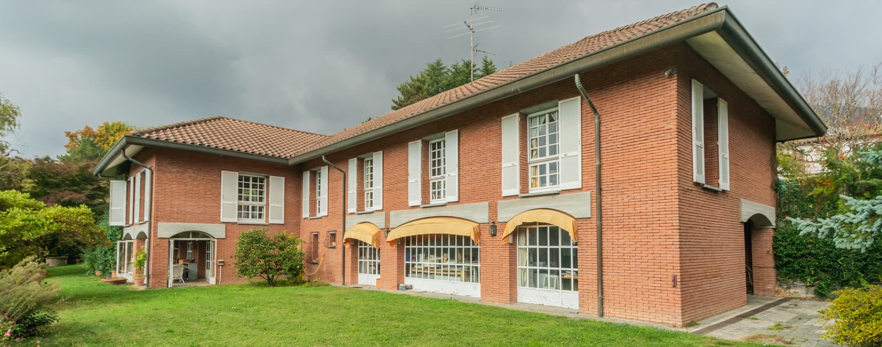 Villa elegante a Luvinate con vista sul Lago di Varese