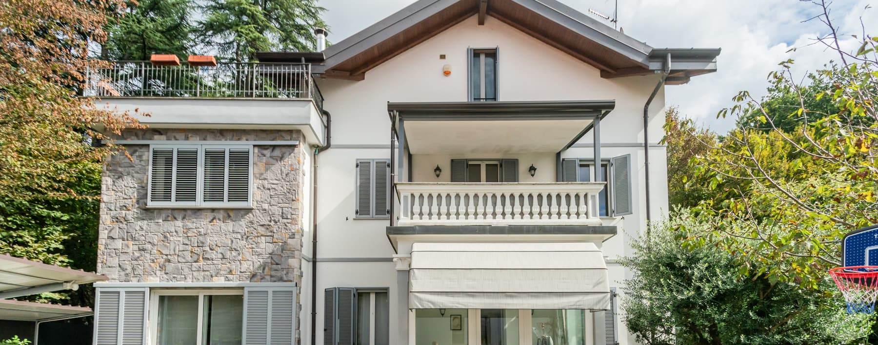 Villa di prestigio a Malnate con giardino privato