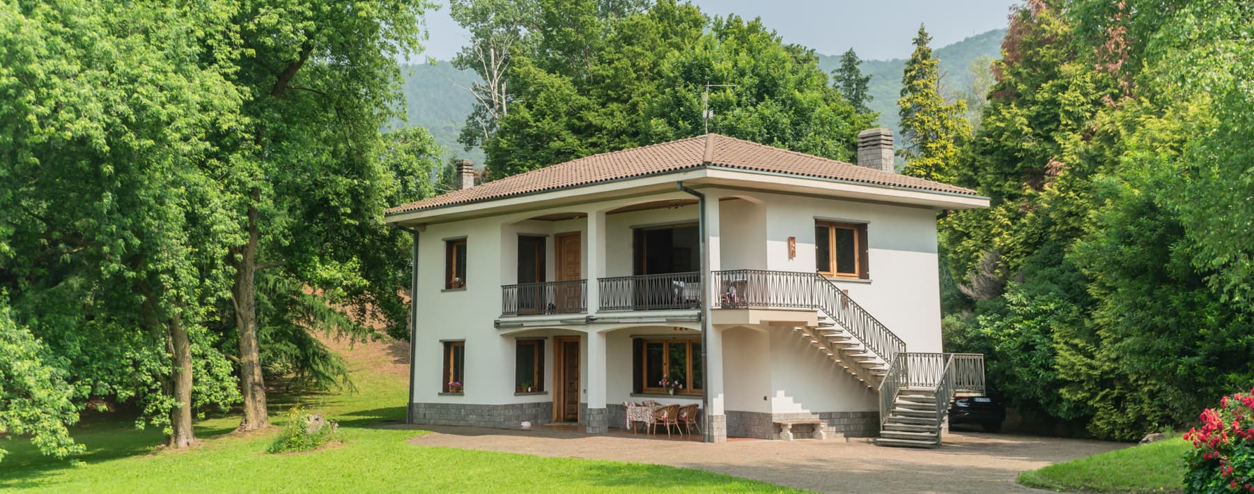 Villa con Giardino Privato a Saltrio, Vicina alla Svizzera