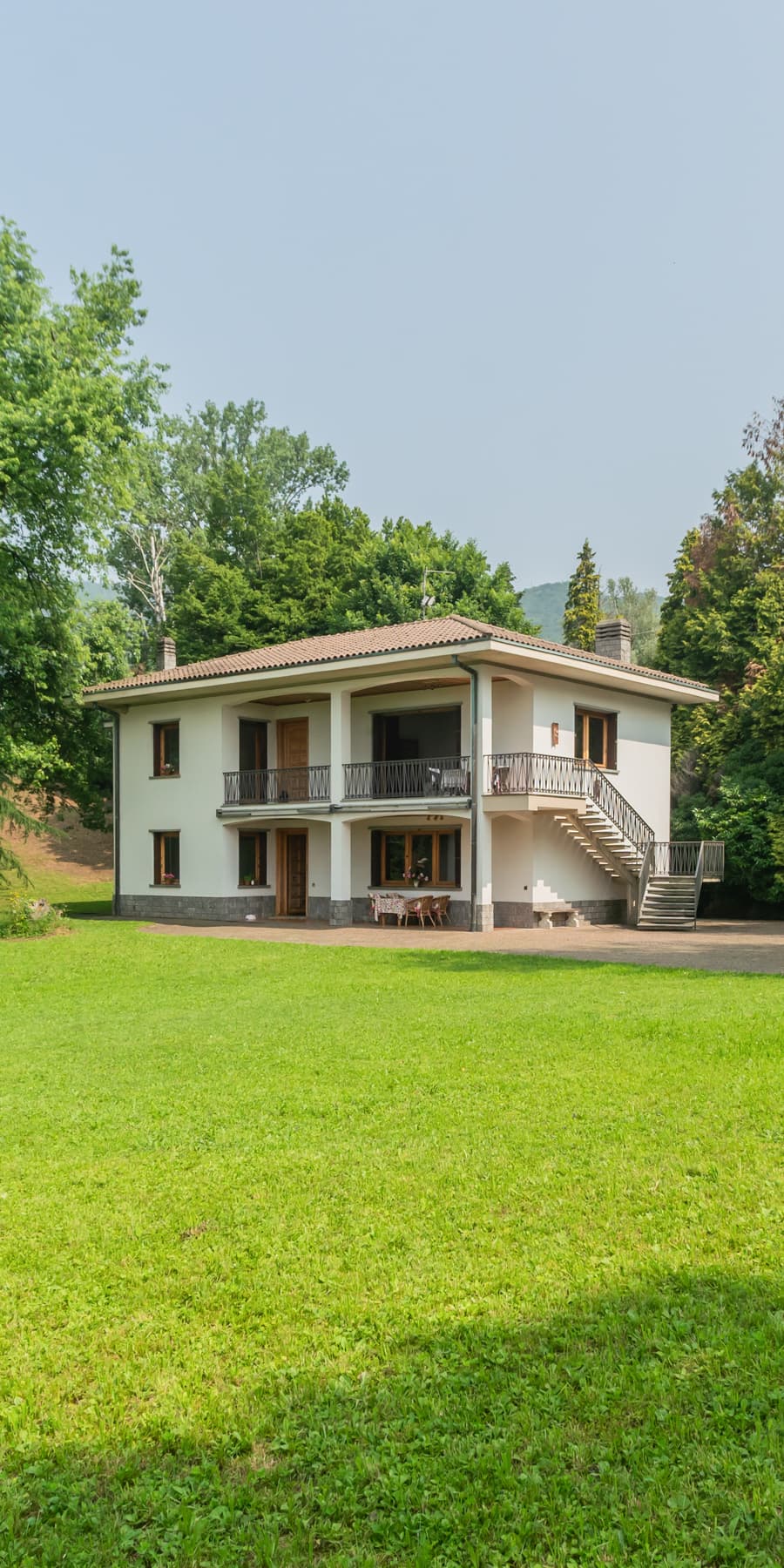 Villa con Giardino Privato a Saltrio, Vicina alla Svizzera