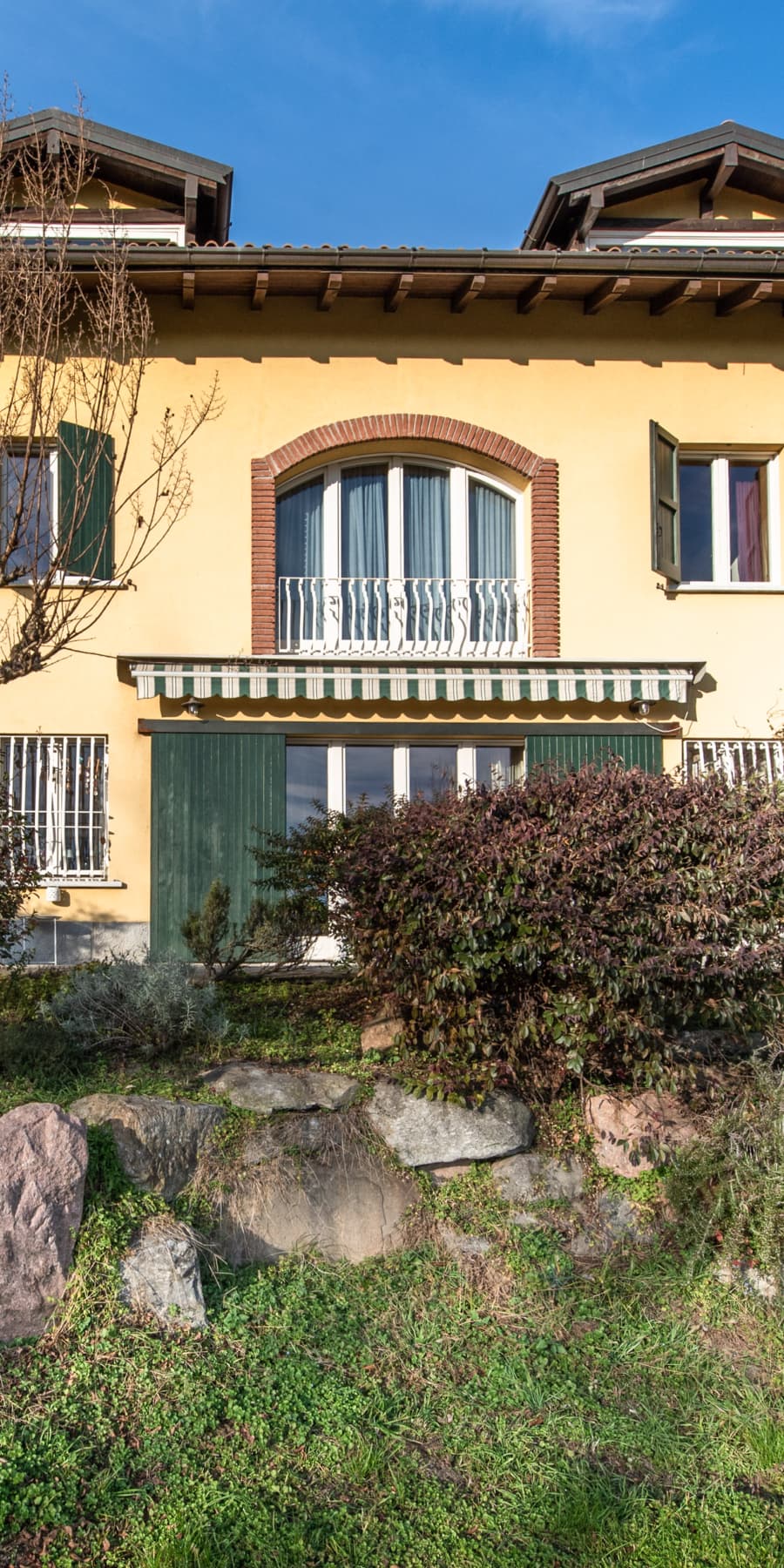 Villa con parco privato e piscina a Varese