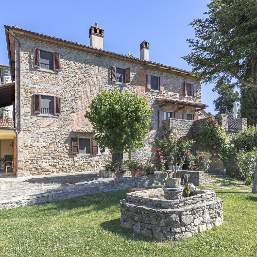 Casale in Toscana con piscina e vista a Castiglion Fiorentino