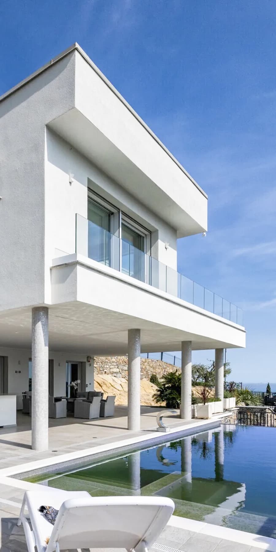 Villa moderna con vista mare e piscina ad Alassio