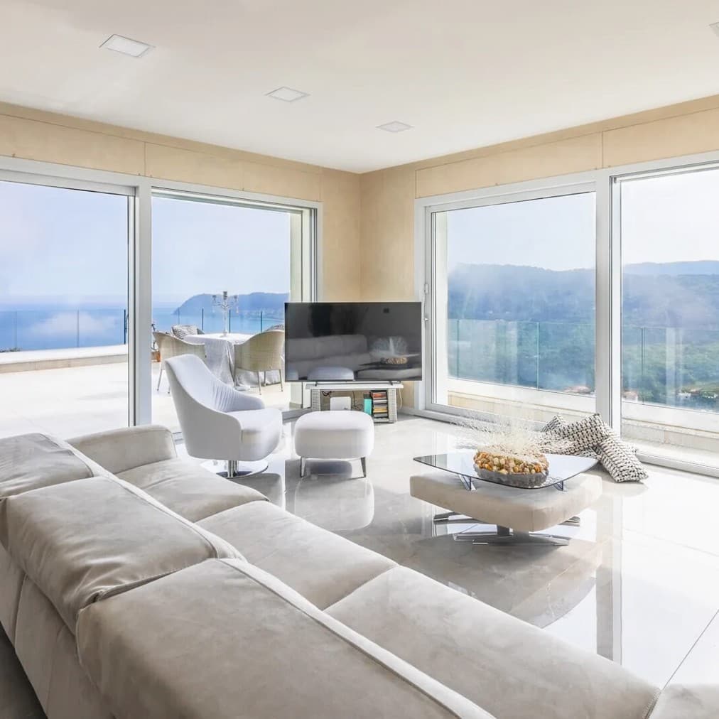 Villa moderna con vista mare e piscina ad Alassio