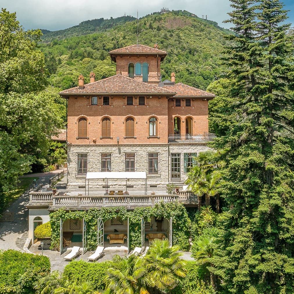 Villa spaziosa a Varese, 1320 mq di lusso e comfort