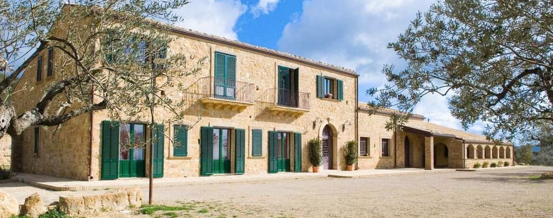 Casale in pietra tra le colline di Piazza Armerina, Sicilia