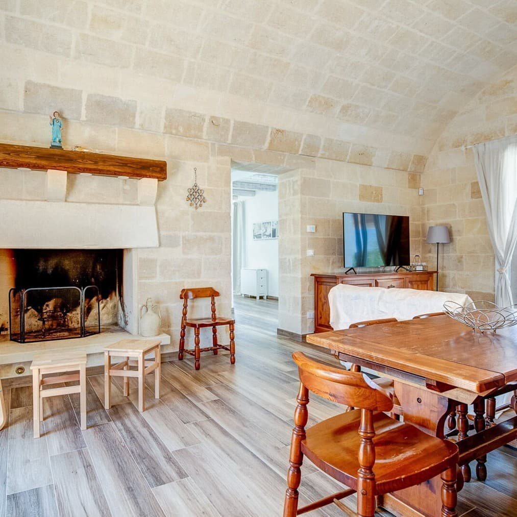 Villa con Trullo e Piscina nelle Campagne di Carovigno