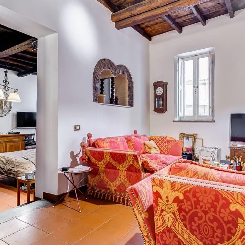 Trastevere Apartment: Historic Charm in Rome, Lazio