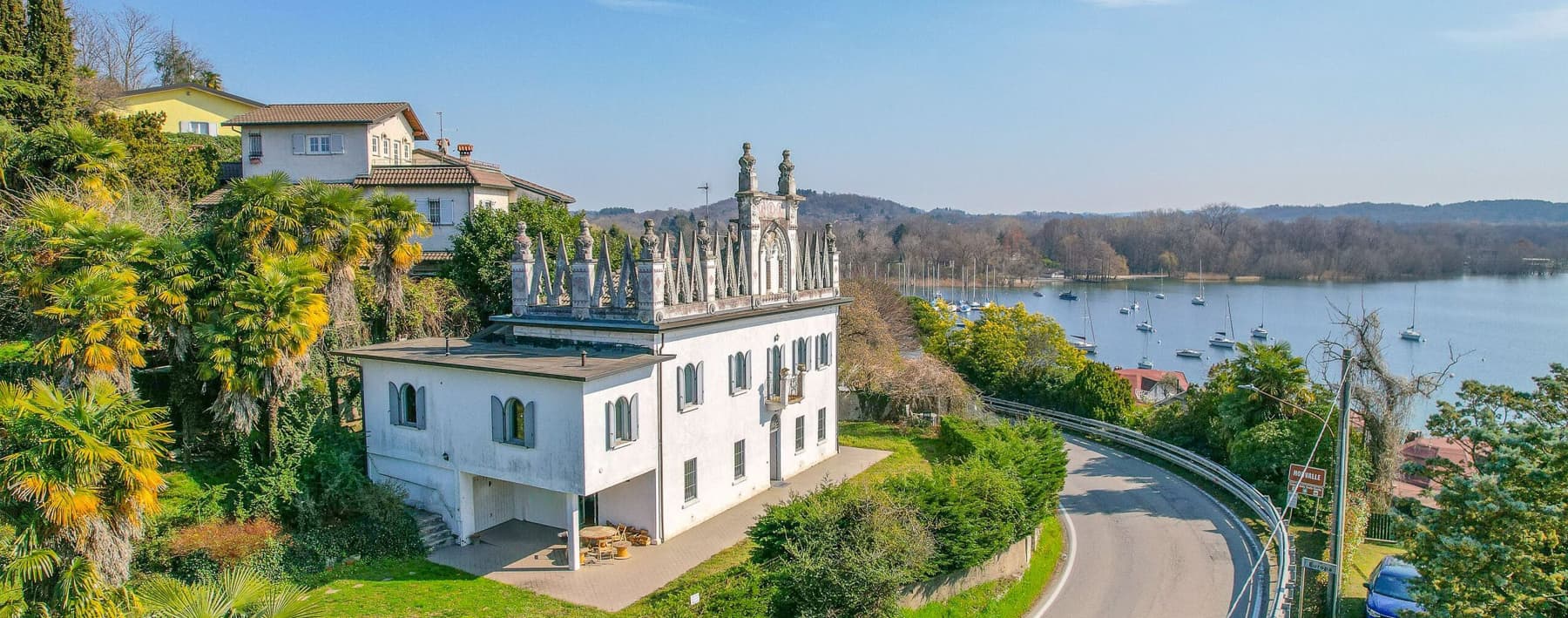 Villa d'epoca a Leggiuno, incanto sul Lago Maggiore
