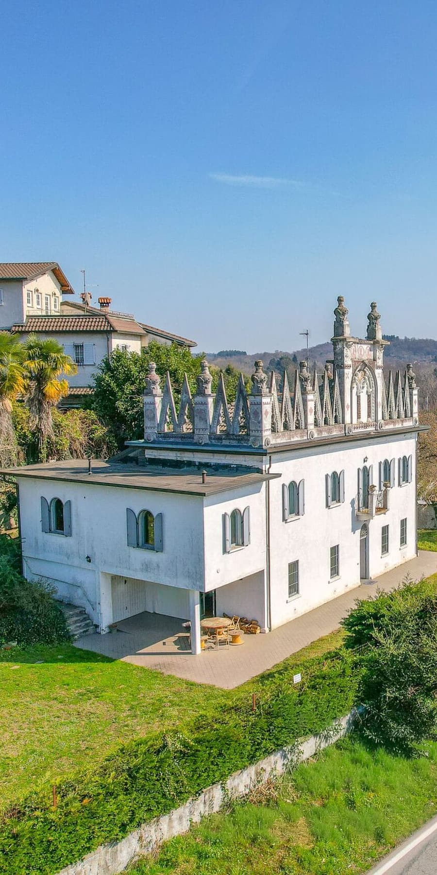Villa d'epoca a Leggiuno, incanto sul Lago Maggiore