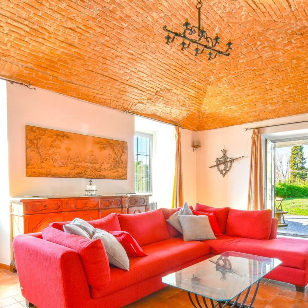 Villa d'epoca a Leggiuno, incanto sul Lago Maggiore