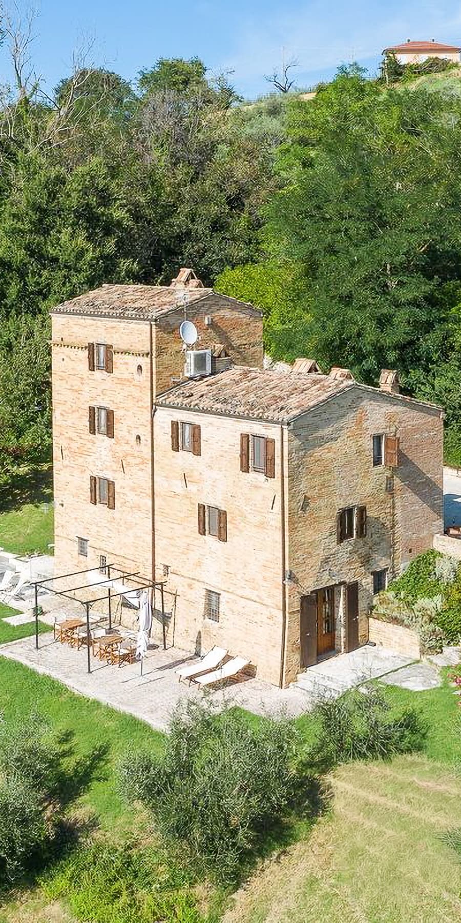 Casale ristrutturato con piscina a Saludecio, 325 mq