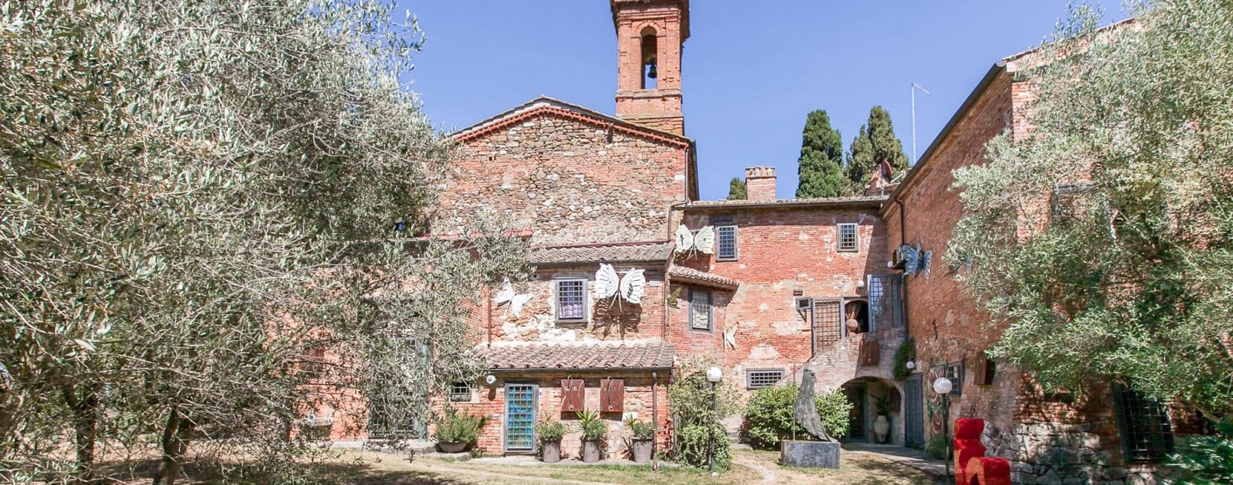 Casale storico con vista mozzafiato in Toscana
