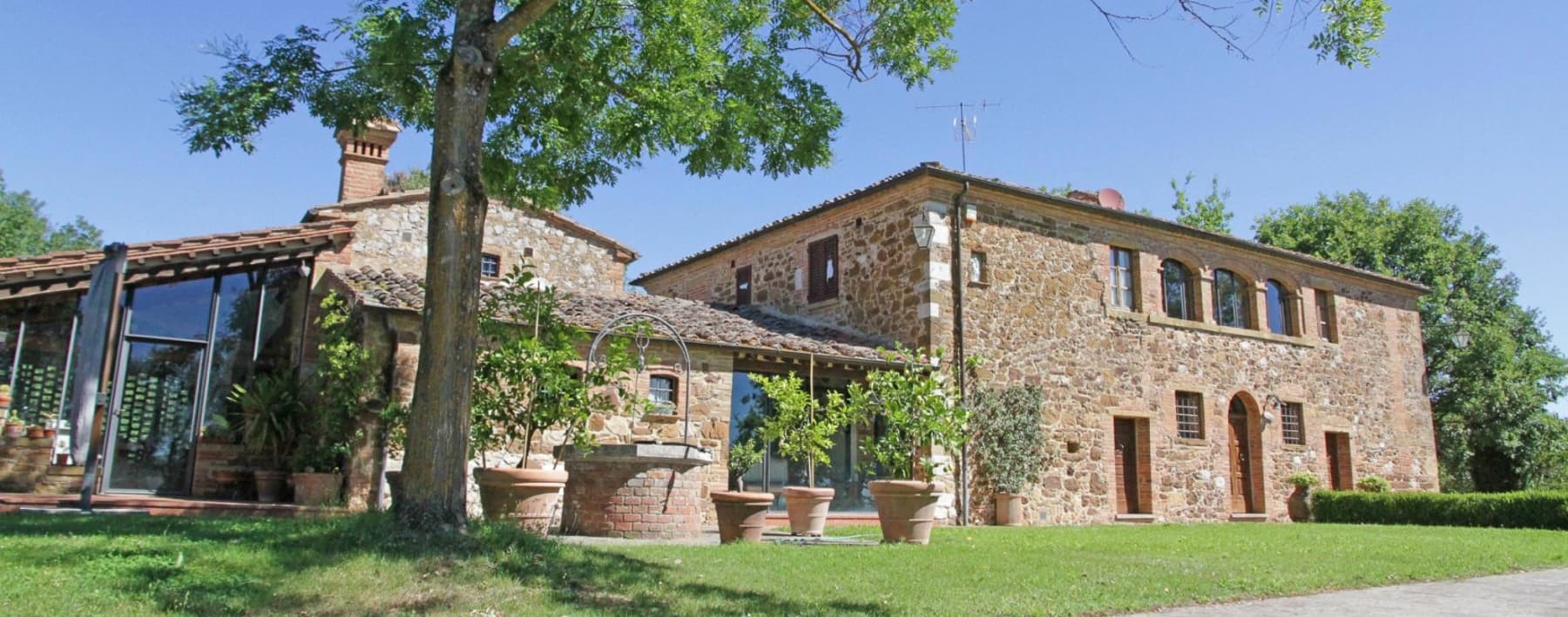 Casale panoramico a Trequanda, cuore della Toscana