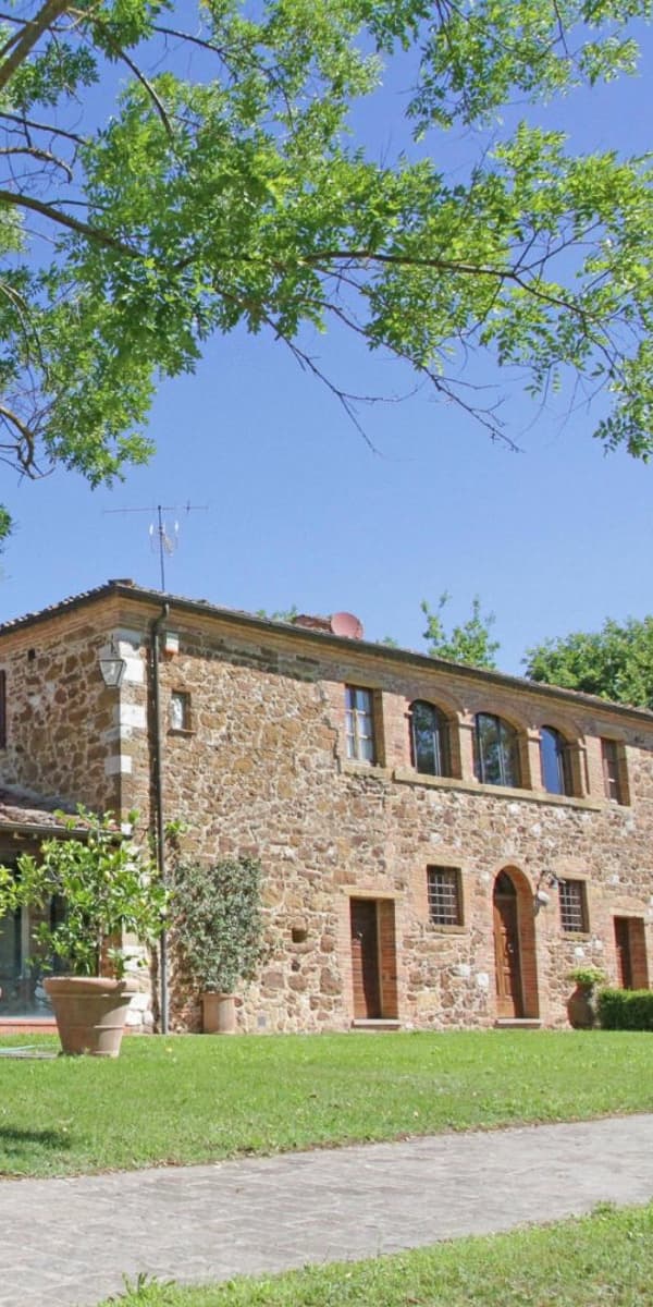 Casale panoramico a Trequanda, cuore della Toscana