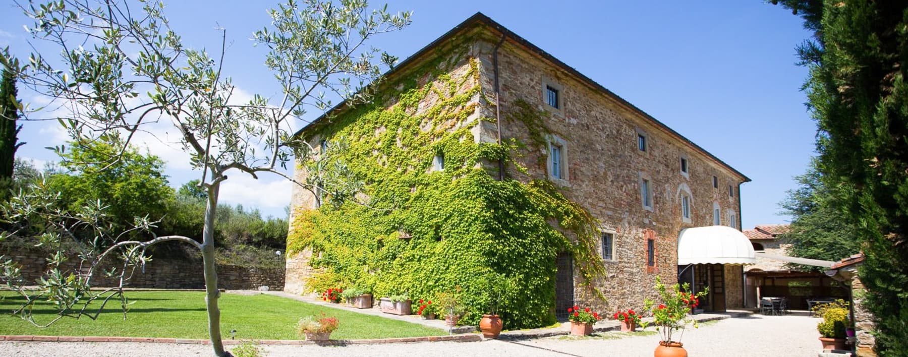 Casale in pietra con piscina nella campagna toscana