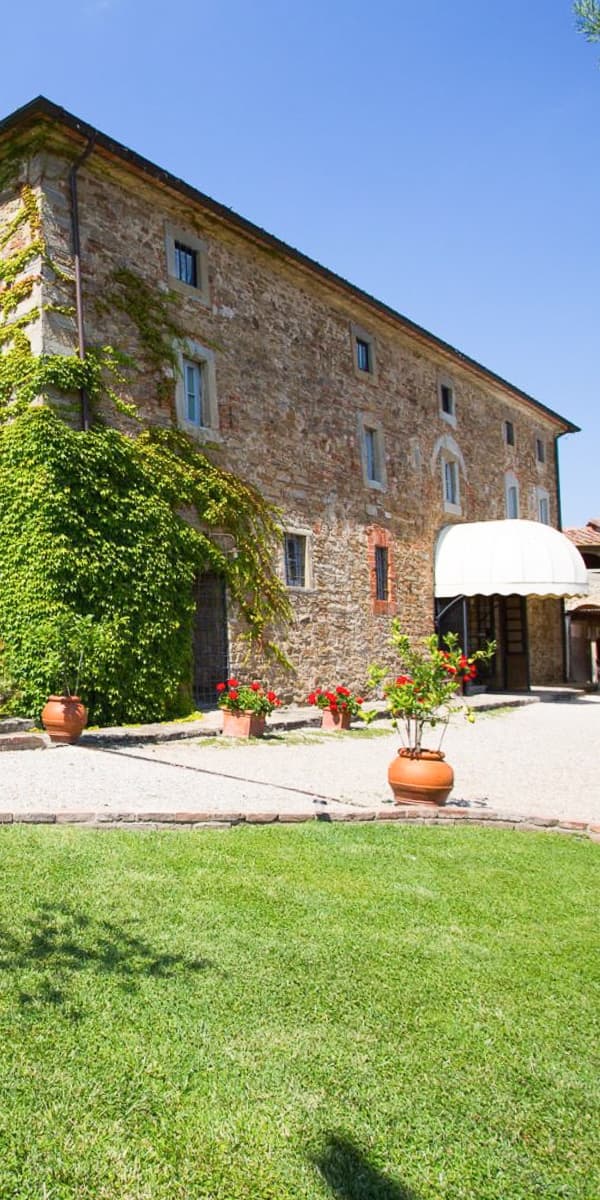 Casale in pietra con piscina nella campagna toscana