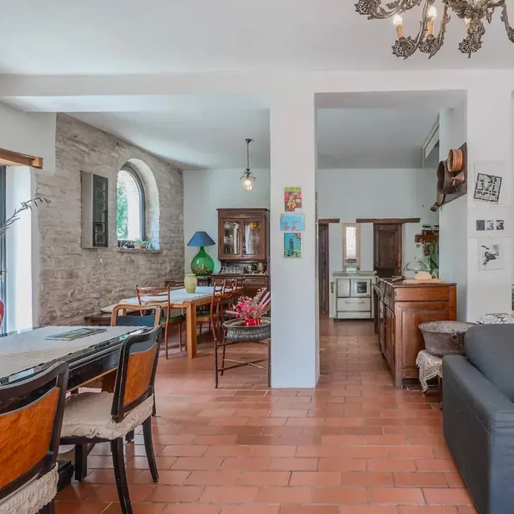 Casale storico con piscina e vista colline a Cagli