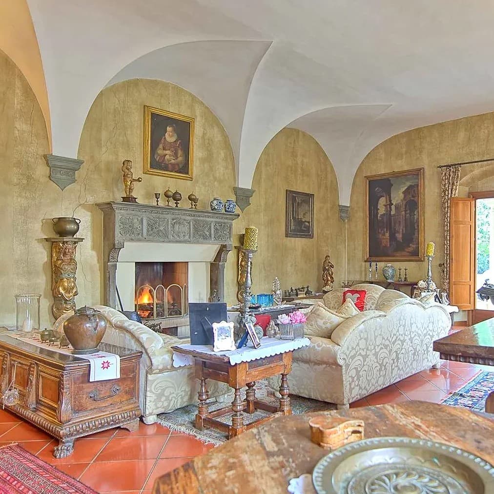 Villa di Lusso con Giardino e Piscina a Firenze
