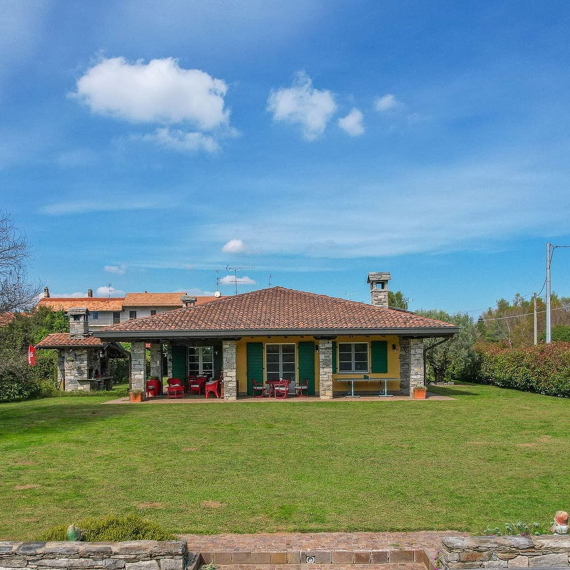 Villa indipendente con piscina a Gattico-Veruno
