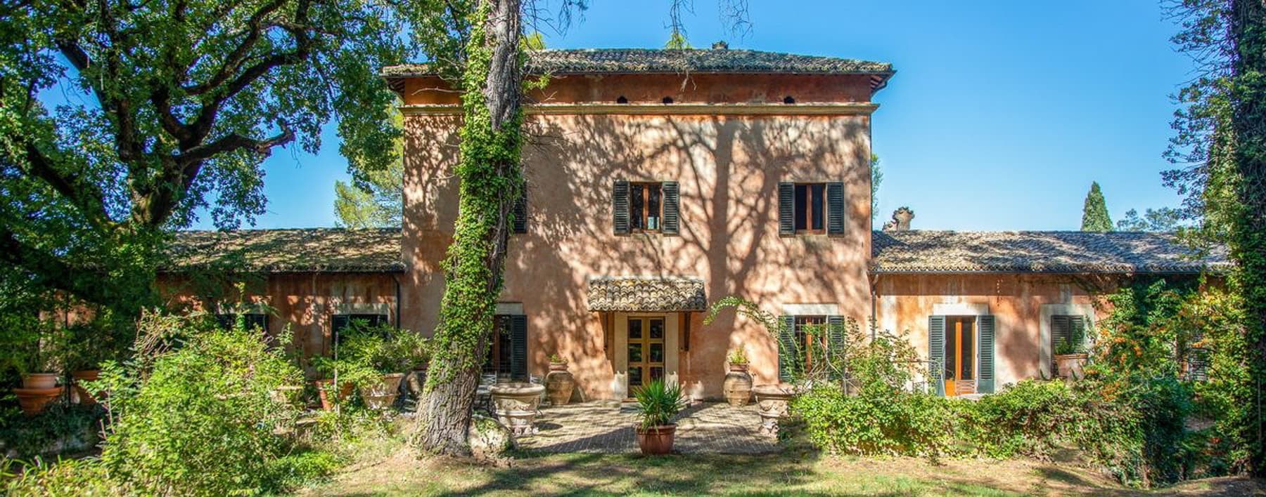 Villa d'epoca nel verde di Spoleto, 882 mq di charme
