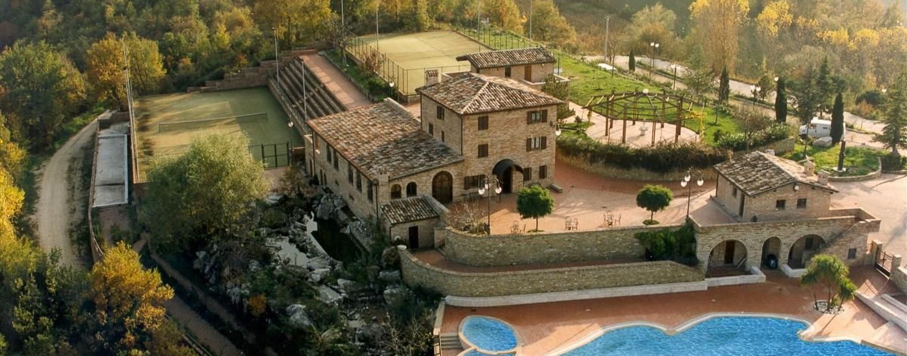 Albergo a Sarnano con piscina e campi da tennis