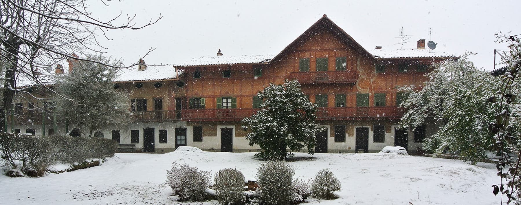Casale storico a San Ponso con ampio terreno e affreschi