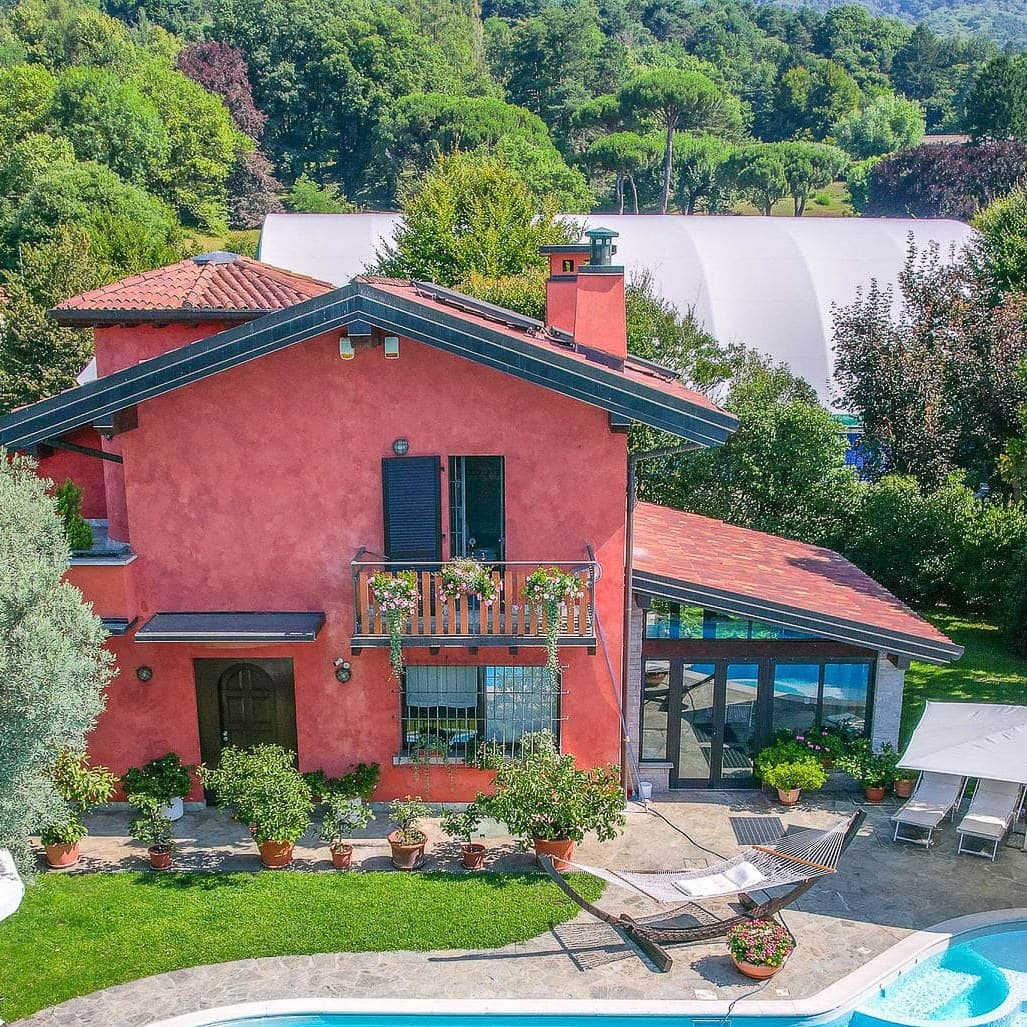 Charming Villa in Barasso, Lombardy