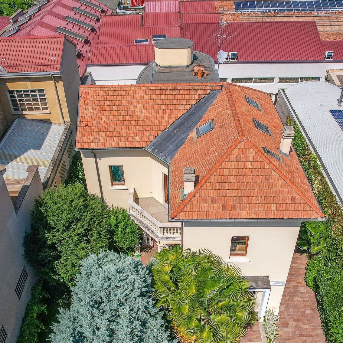 Villa Liberty nel cuore di Gallarate, 400 mq eleganti