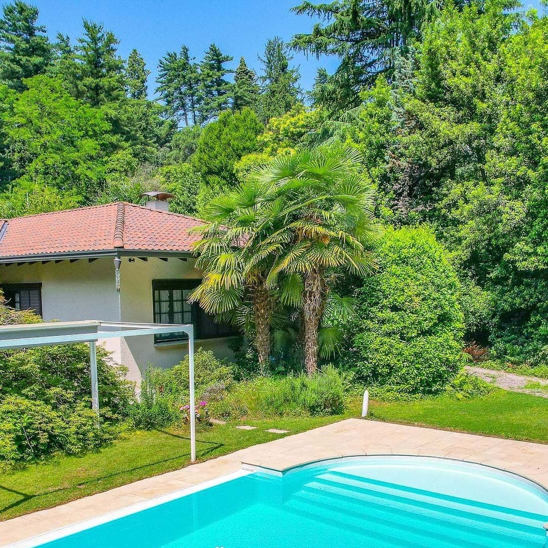 Villa esclusiva con piscina a Somma Lombardo
