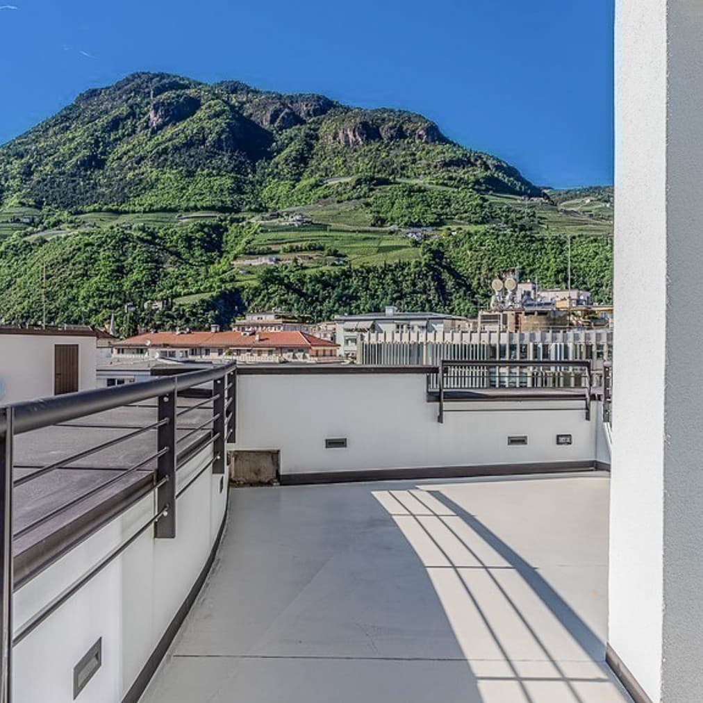 Attico esclusivo a Bolzano con ampio terrazzo