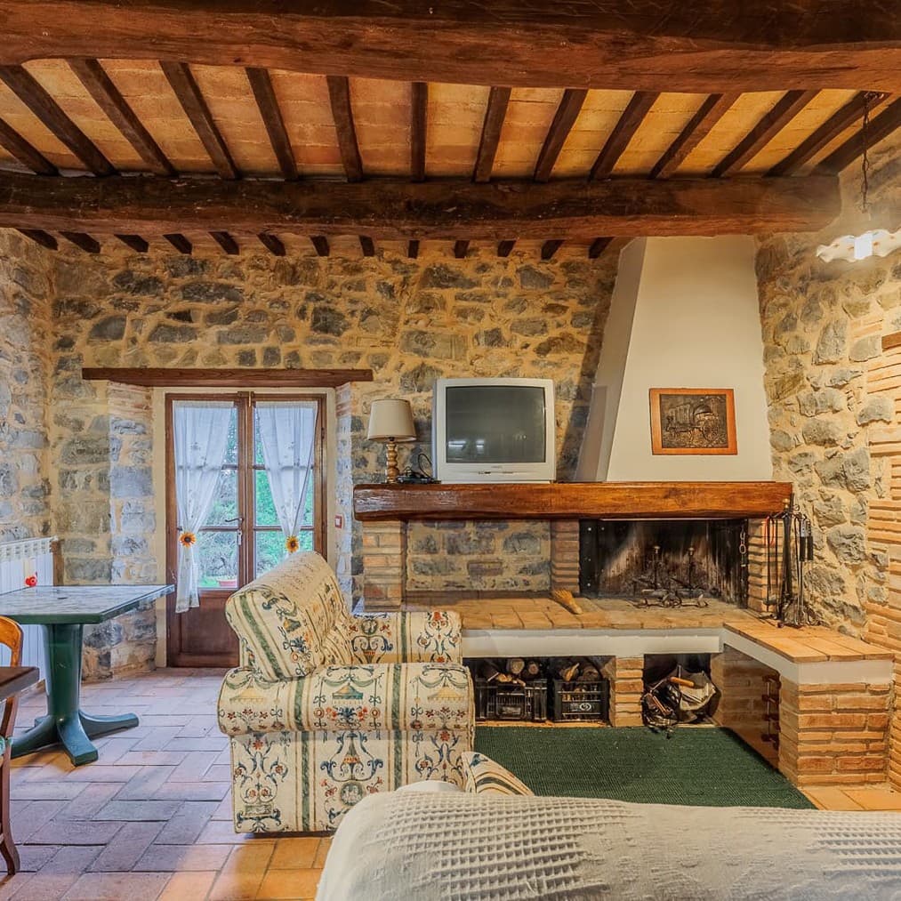 Casale in pietra nella tranquilla campagna toscana