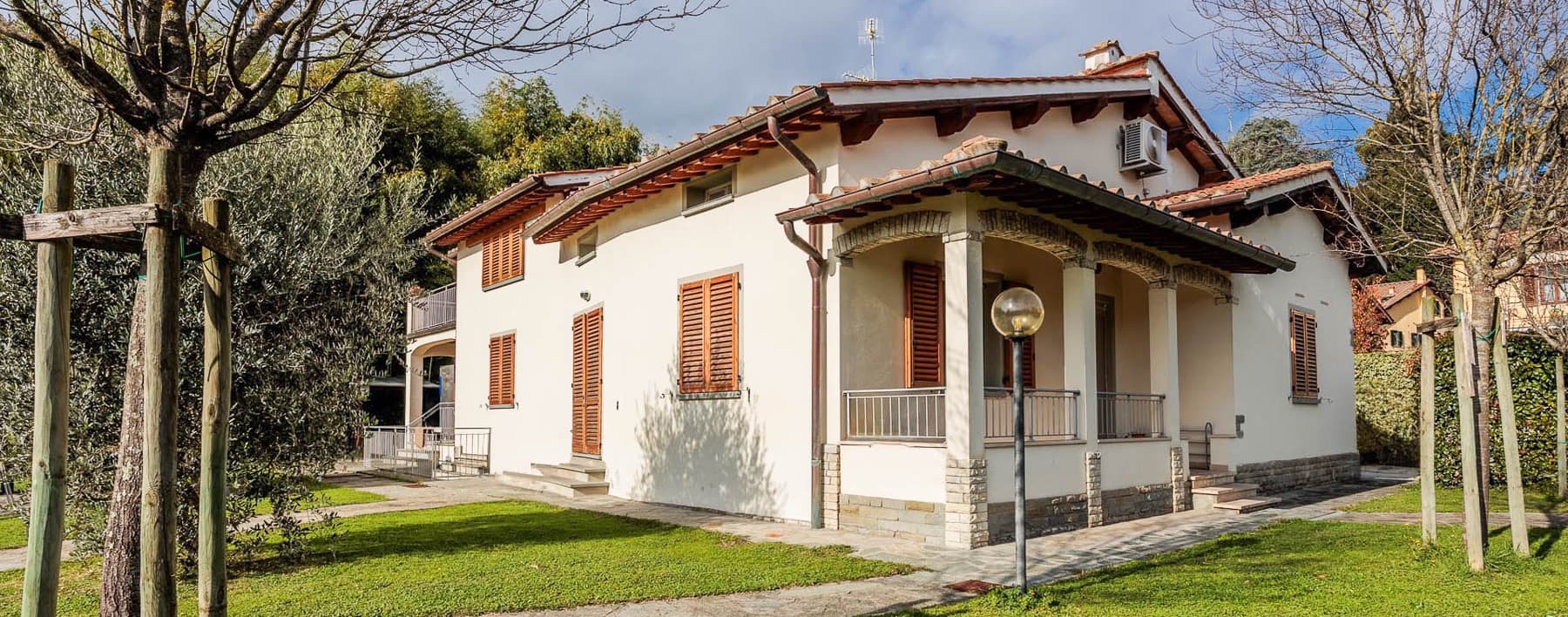 Villa con piscina a Serrapetrona, cuore della Toscana