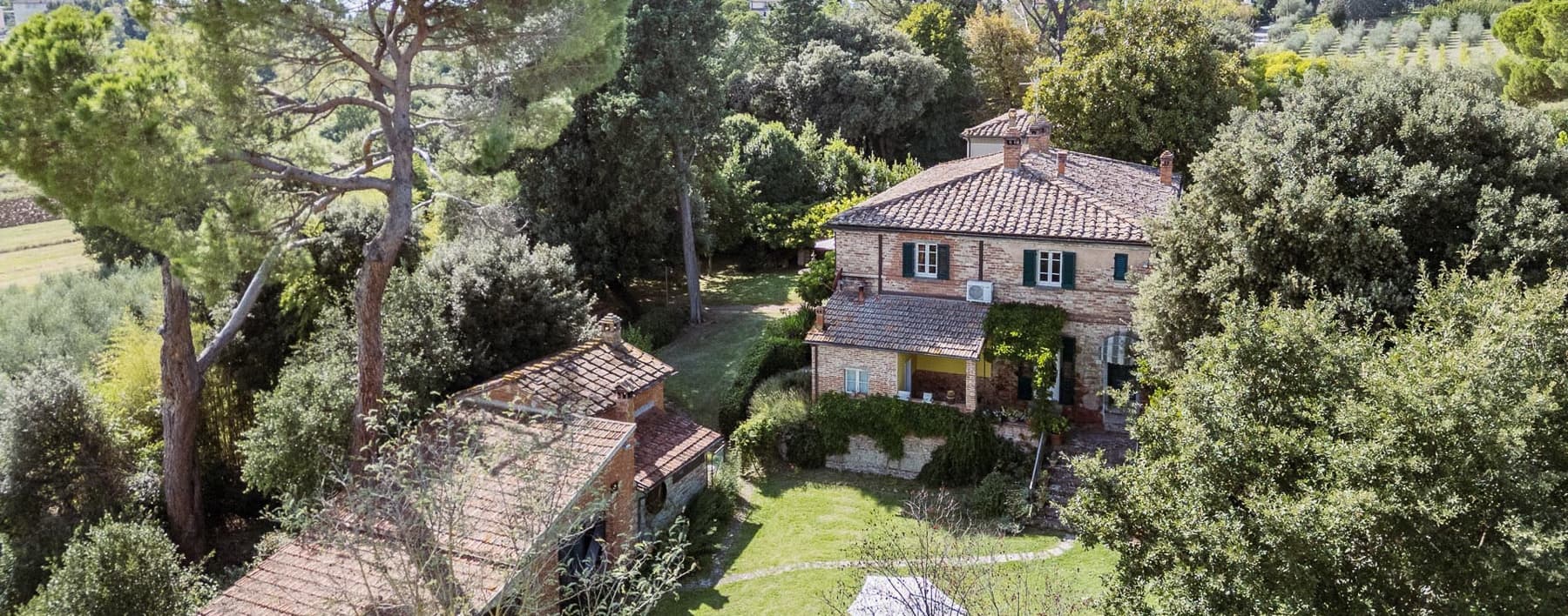 Casale in Toscana con terreno e ulivi a Foiano
