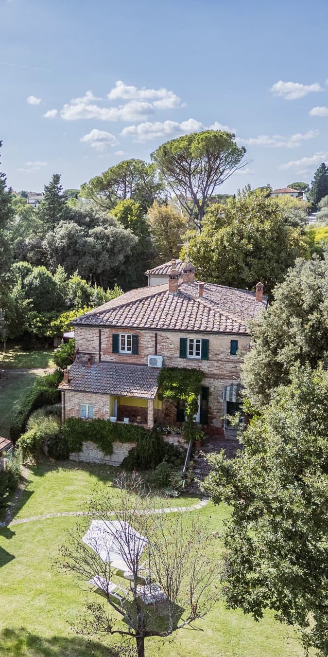 Casale in Toscana con terreno e ulivi a Foiano