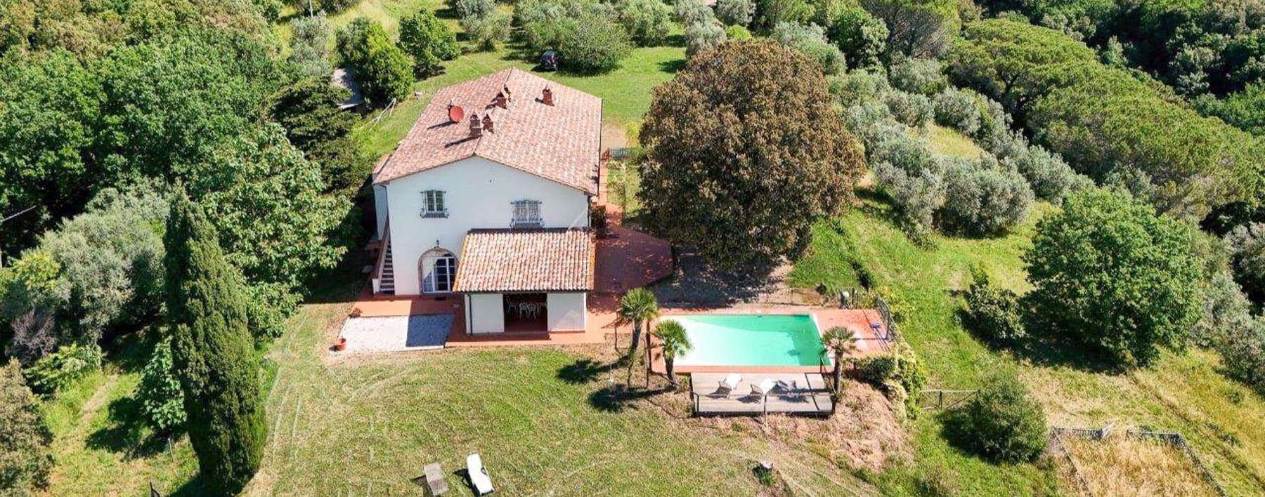 Casale toscano con vista panoramica a Riparbella