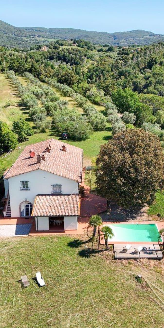 Casale toscano con vista panoramica a Riparbella