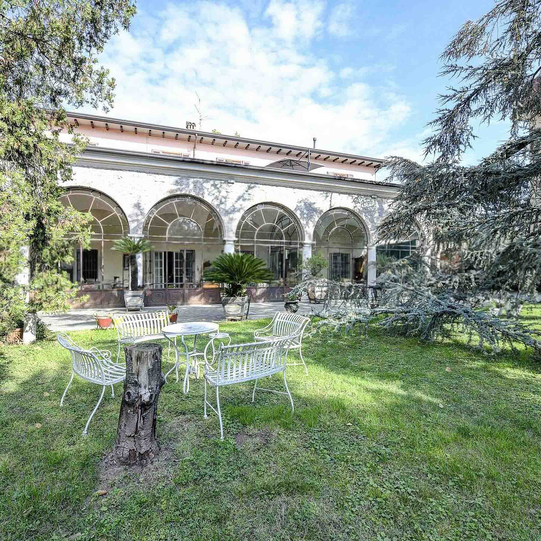 Palazzo storico con giardino privato a Brescia